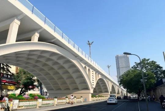 这可是济南的百年天桥，它要变样啦！
百年天桥始建于1911年，天桥区因它而得名。