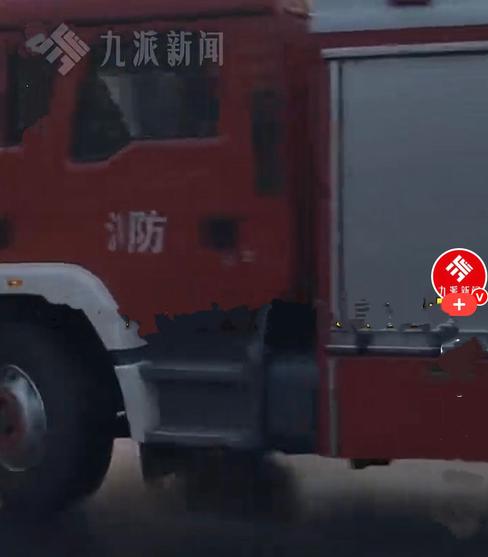 河南郑州一名男子深夜准备就寝时，家中客厅突发火情，火势快速蔓延封堵大门。因家住1