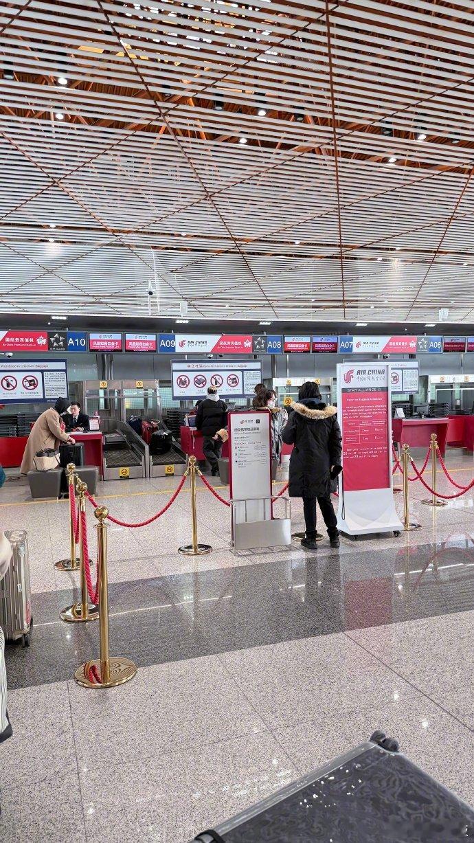 文淇出发巴黎时装周 网友在机场偶遇即将启程前往巴黎时装周的文淇，期待她展现全新时