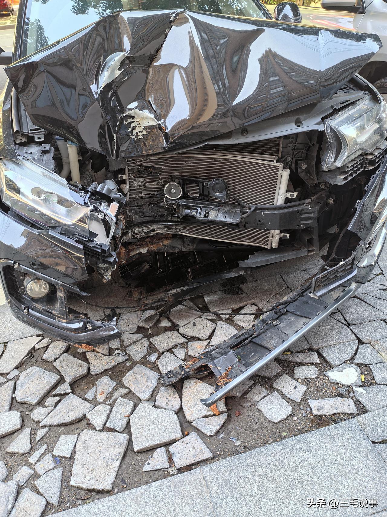 这车祸有点猛啊，竟然撞成这样子了。

出门在外最重要的就是安全呀。

这个安全带