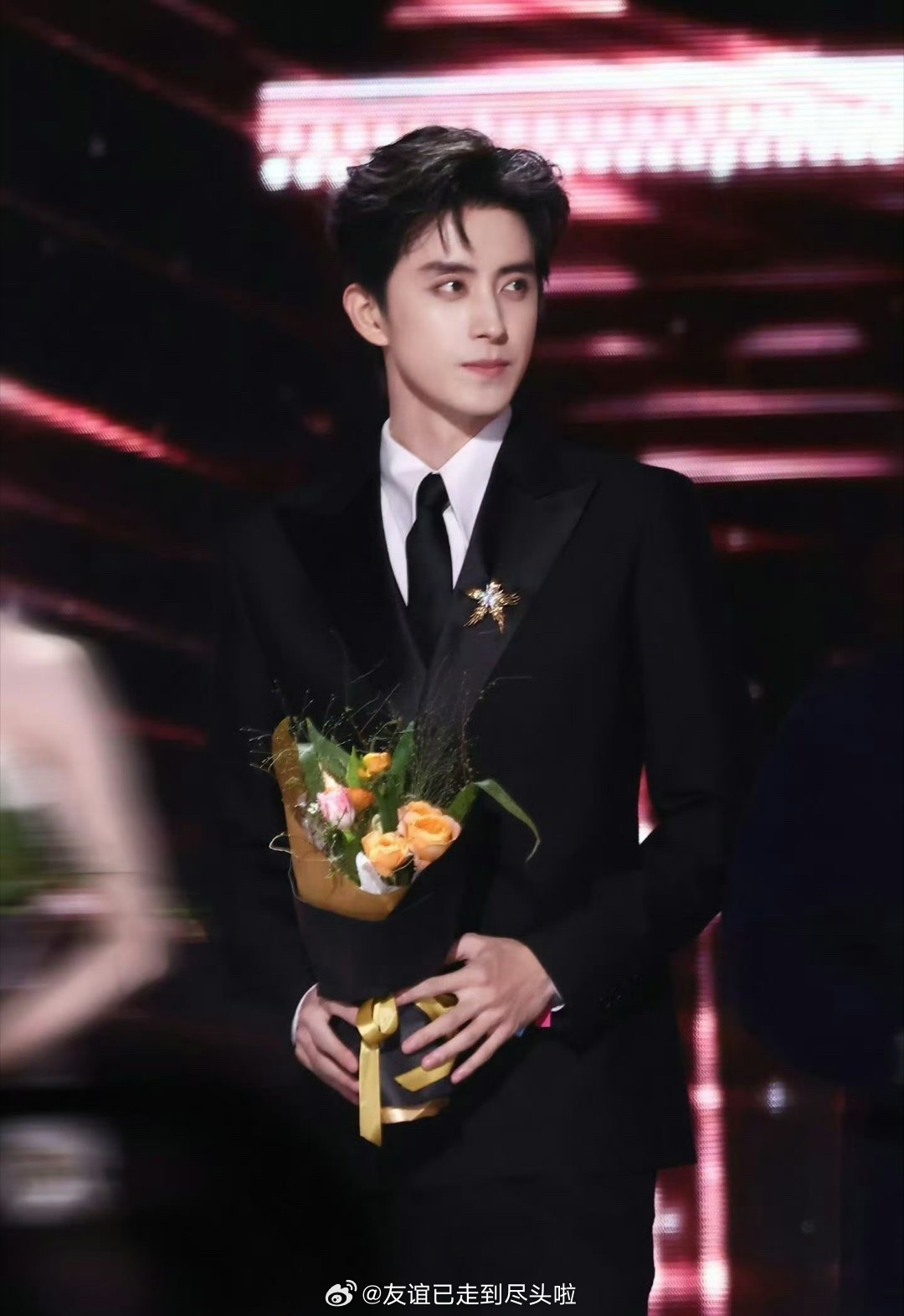 🍉《一手摘星一手捶地》主演孟子义、敖瑞鹏 。之前传他们的是现偶《等风热吻你》 