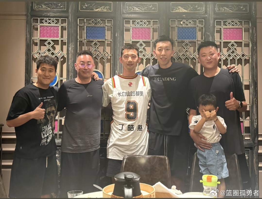 丁皓然在社交平台留下一句“江湖路远，后会有期”，正式告别效力多年的吉林男篮，不少
