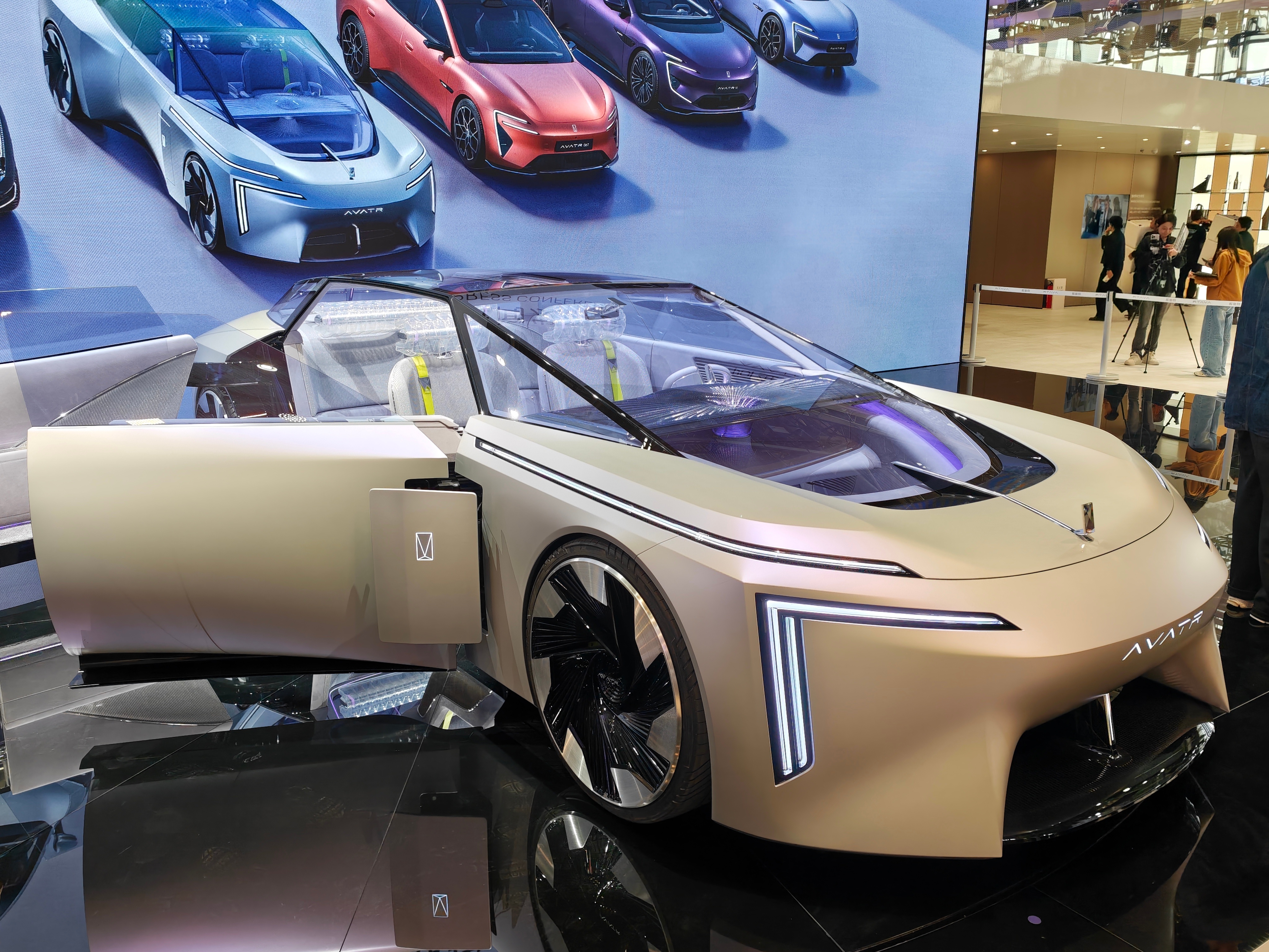 阿维塔的概念车也太帅了对开门设计、水晶头枕，还有小立标，又科技又豪华~今天还官宣