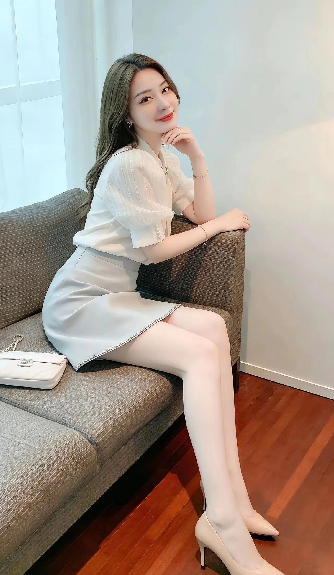 优雅气质，温柔可人，白色连衣裙搭配高跟鞋，完美展现女性魅力。