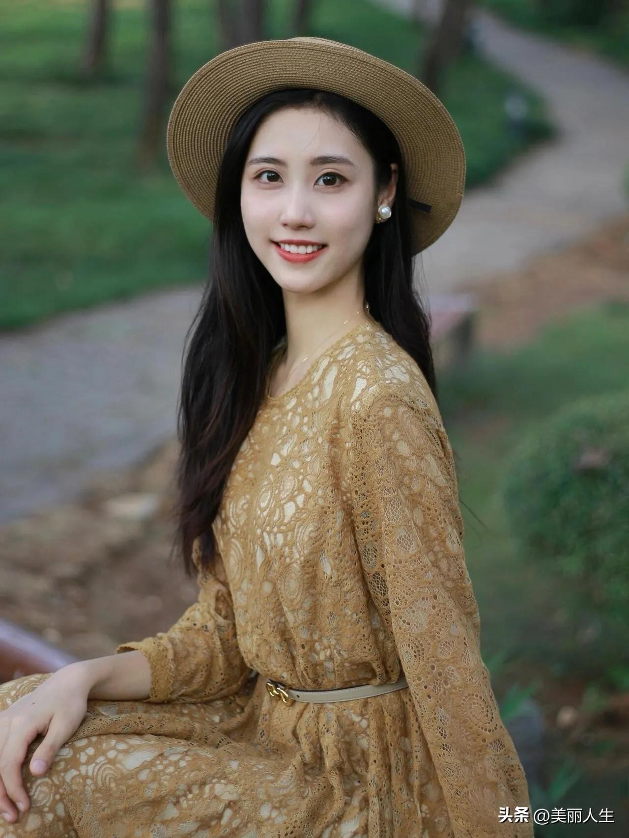 绿林深处隐芳丛
几点胭脂映碧空
碧水环回含倩影
原是寒梅醉春风