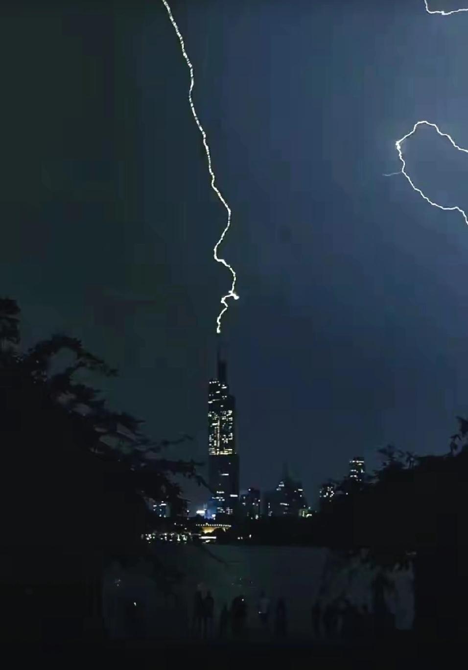 这两天头晕晕的，早上起来吃完早饭就想再睡一觉，不出门的话，感觉可以一觉连一觉，我