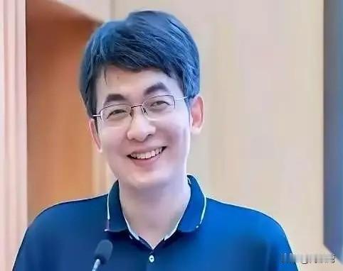 都说岁月催人老，用在这位身上，应该说：事件催人老！