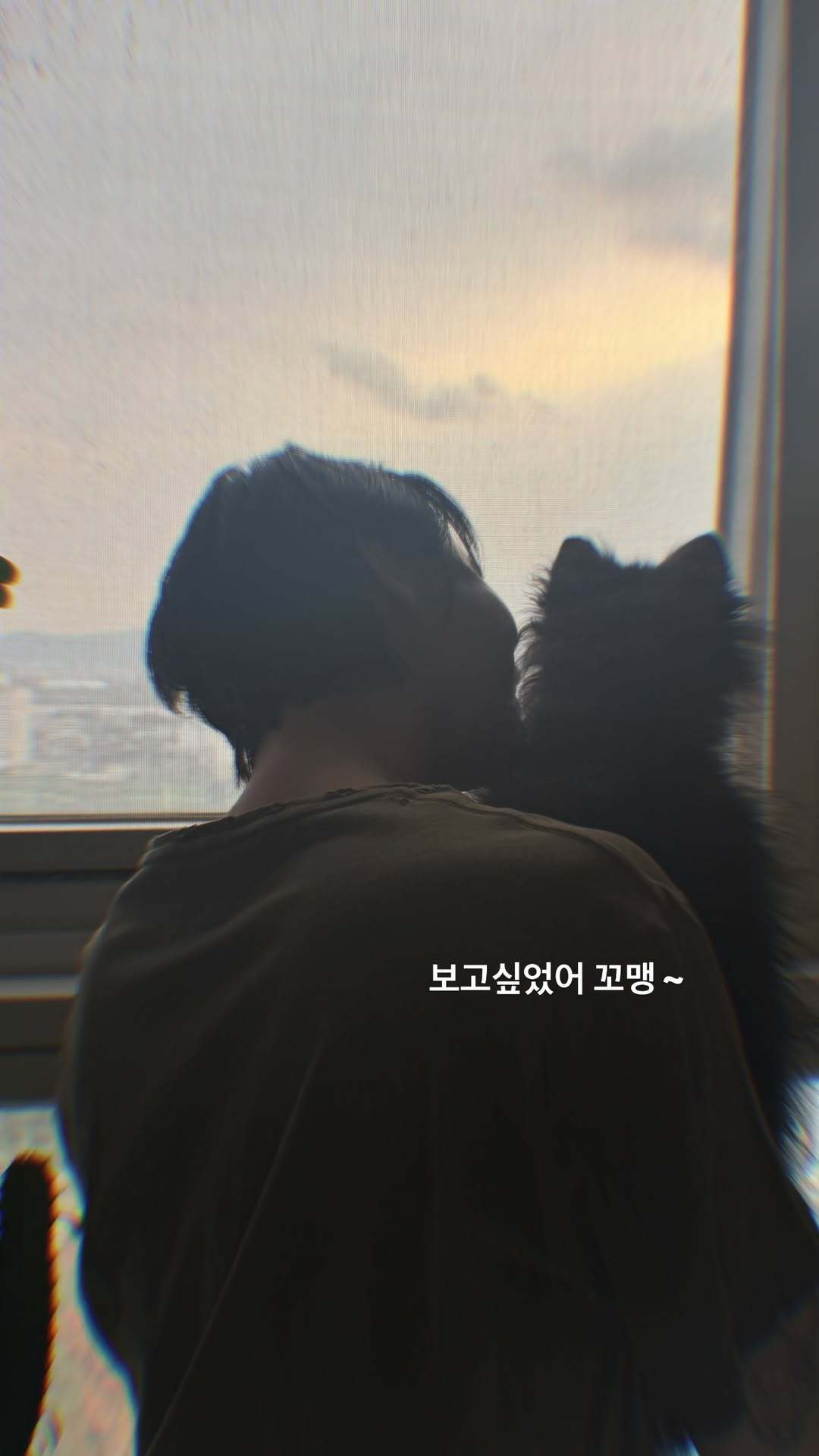 “CB百蓝_。251201金钟云 ins story更新：想你了 小不点~ 