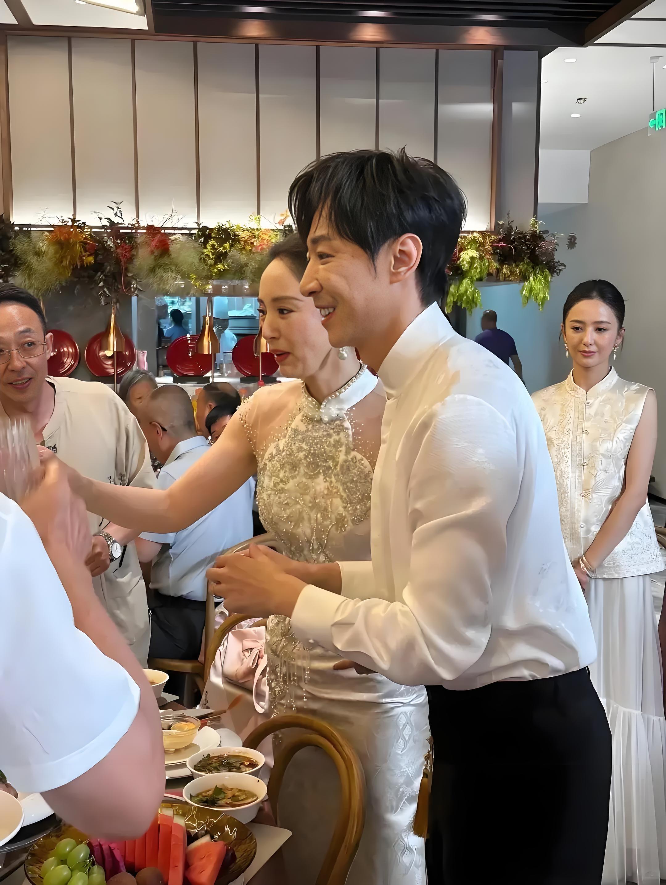 董璇开启二婚幸福路，伴娘伴郎表情亮了！董璇老公张维伊，37 岁，比董璇...