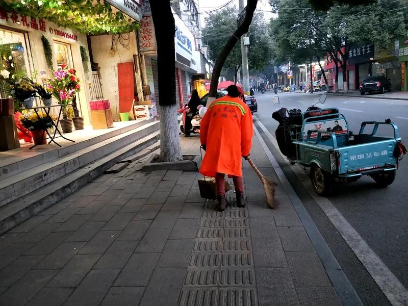 女婿帮忙时最好也穿个醒目的安全马甲，因为凌晨光线不好，容易出车祸，危及生命。
大