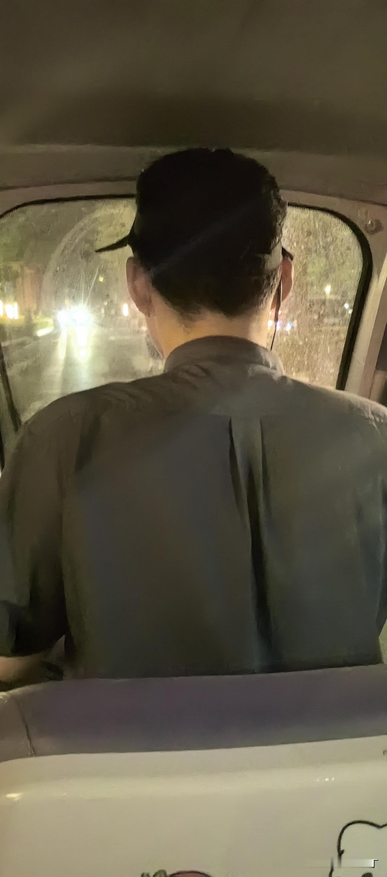 翻看相册，又一次看到樊硕，一个笑起来腼腆又朴实的大男孩。

那天心血来潮，一个人