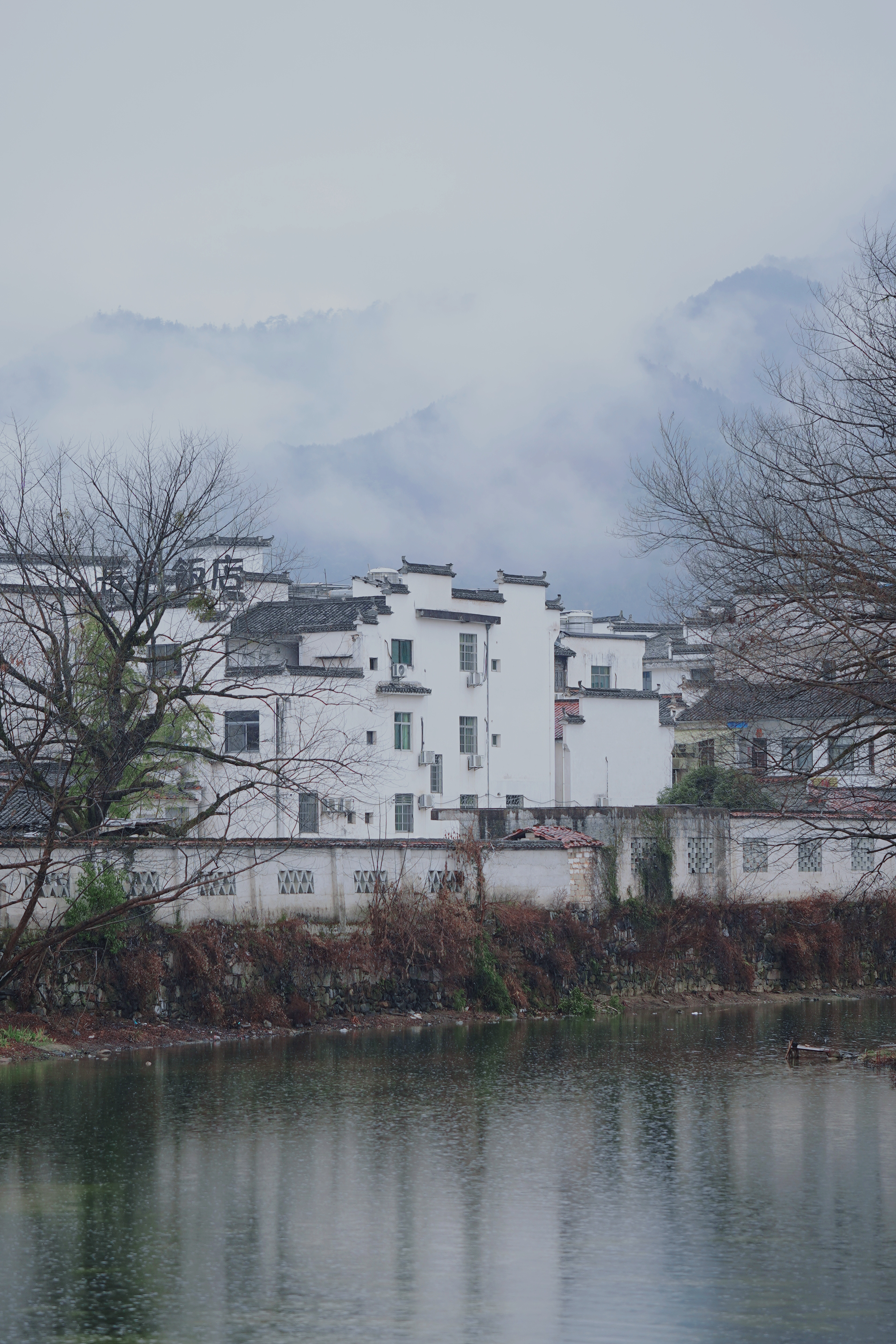 烟雨蒙蒙 入得徽州见江南穿梭在宏村小巷，看白墙青瓦马头墙，抚过巧夺天工的木雕砖雕