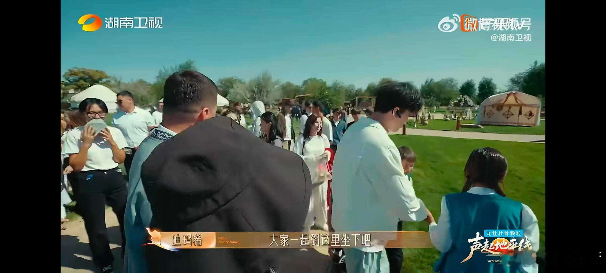 迪玛希不愧是哈萨克斯坦的团宠声起地平线拍照、问好、互动，迪玛希在民俗村的每一刻都