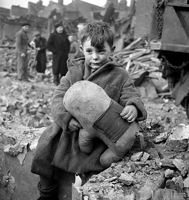 1945年，伦敦，小男孩在一片废墟瓦砾下拿到了一支毛绒玩具 