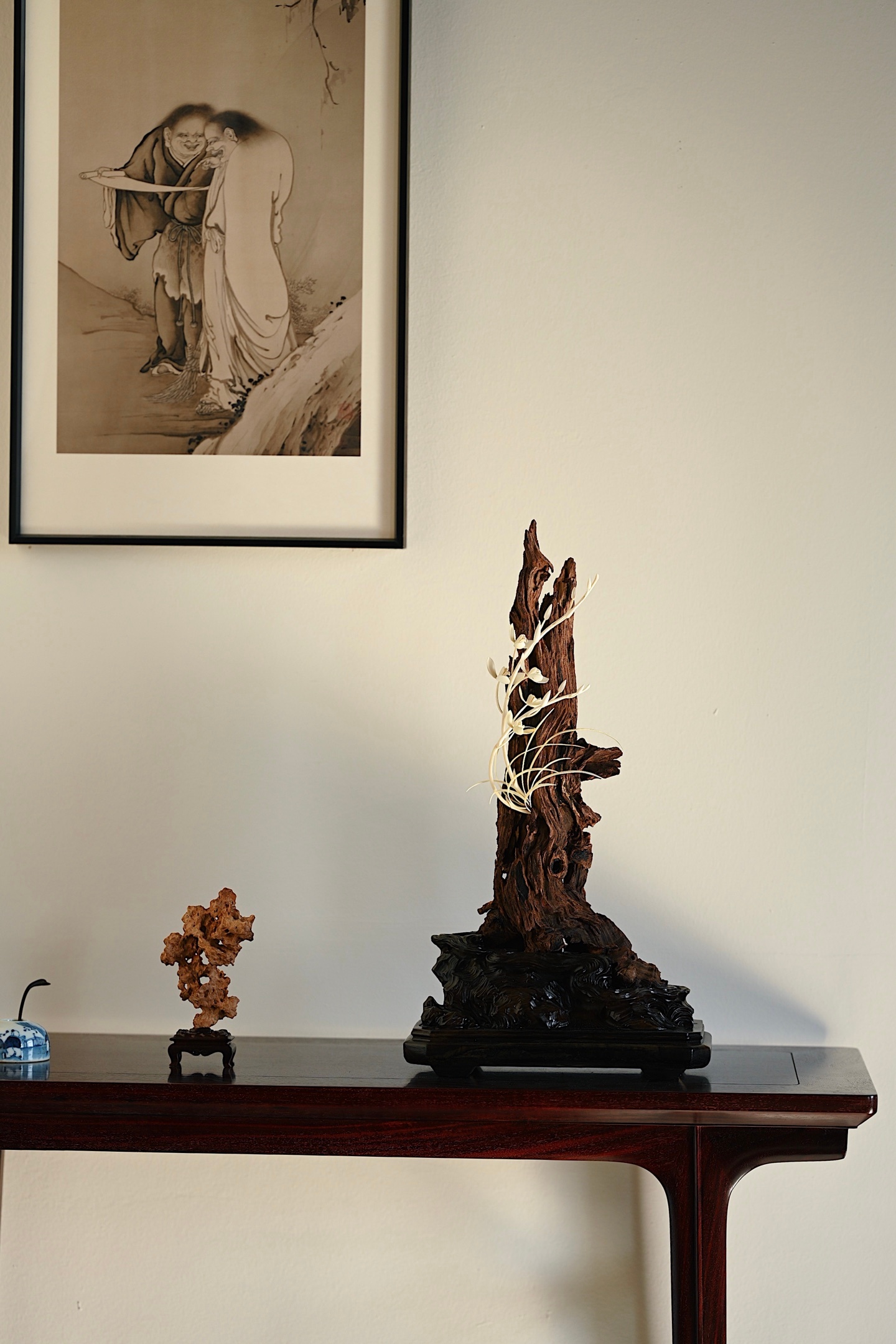 降真香×猛犸 | 清风拂兰 摆件皮壳木色斑斓，做工朴素浑厚，刀法遒劲流畅，玉兰或