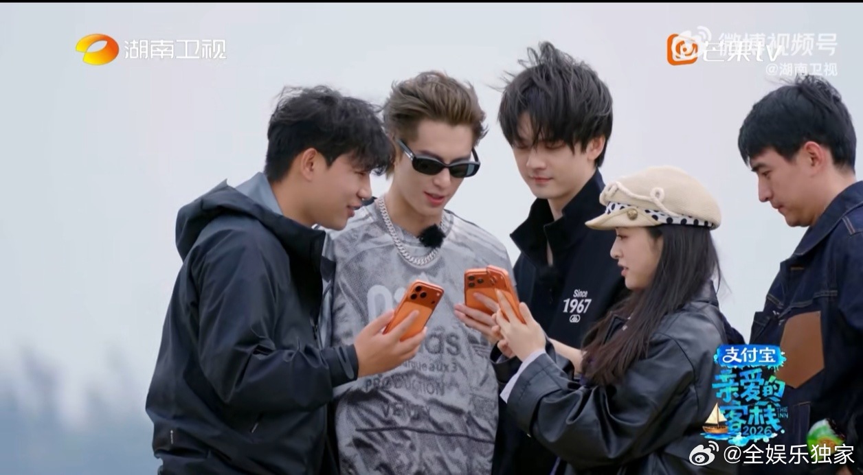 谁能拒绝沈月镜头下的王鹤棣？一句“想出片”，沈月就开启夸夸模式调动他的表现力，最