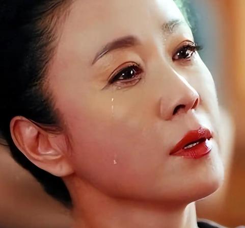59岁的傅艺伟怎么也没想到，自己会在北京公墓里亲手送走30岁的儿子高乐男。她和离