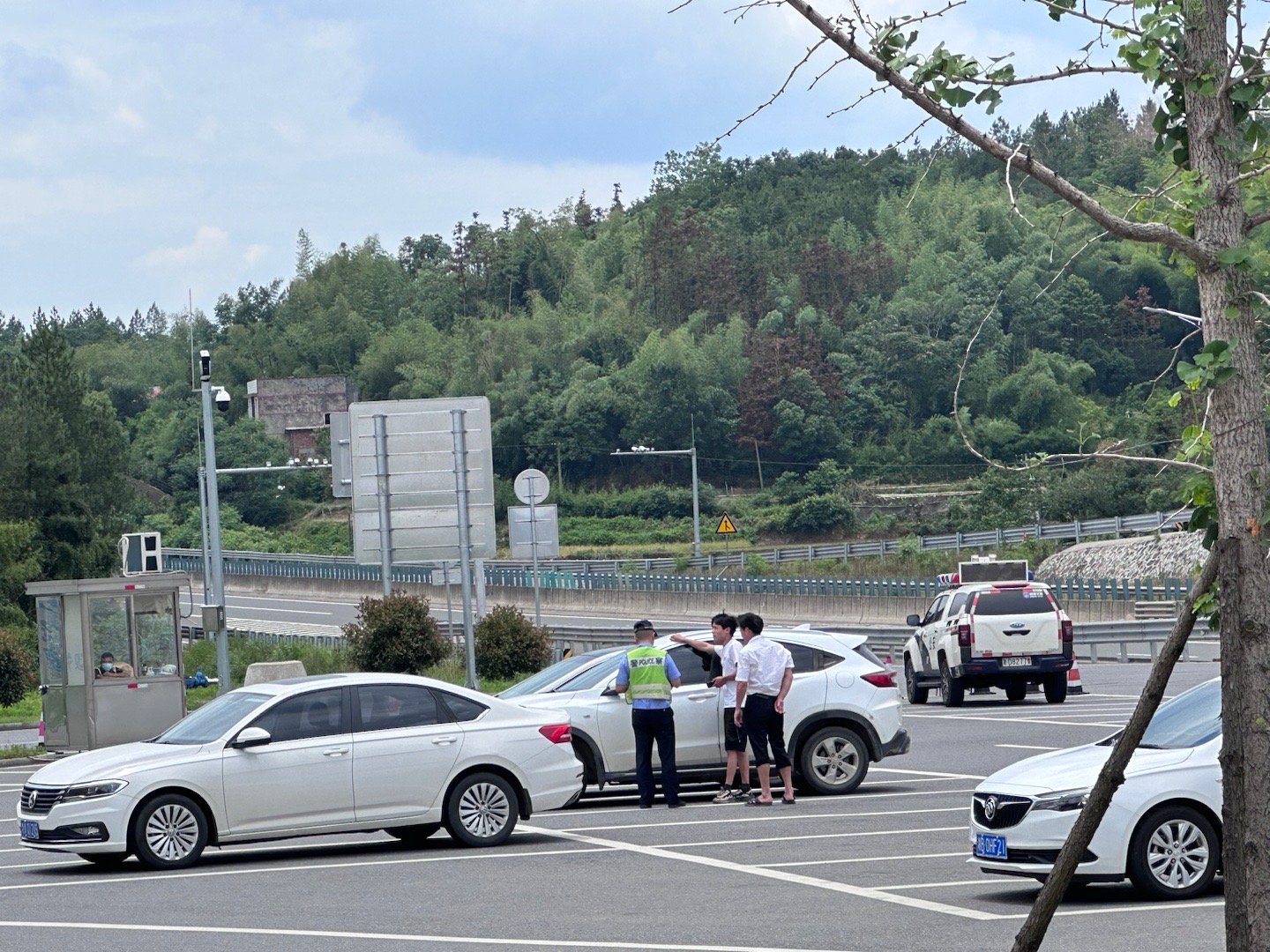 湖南高速[doge]永远没有紧急停车带，撞桶给你围住，里面放警车，或者三脚架移动