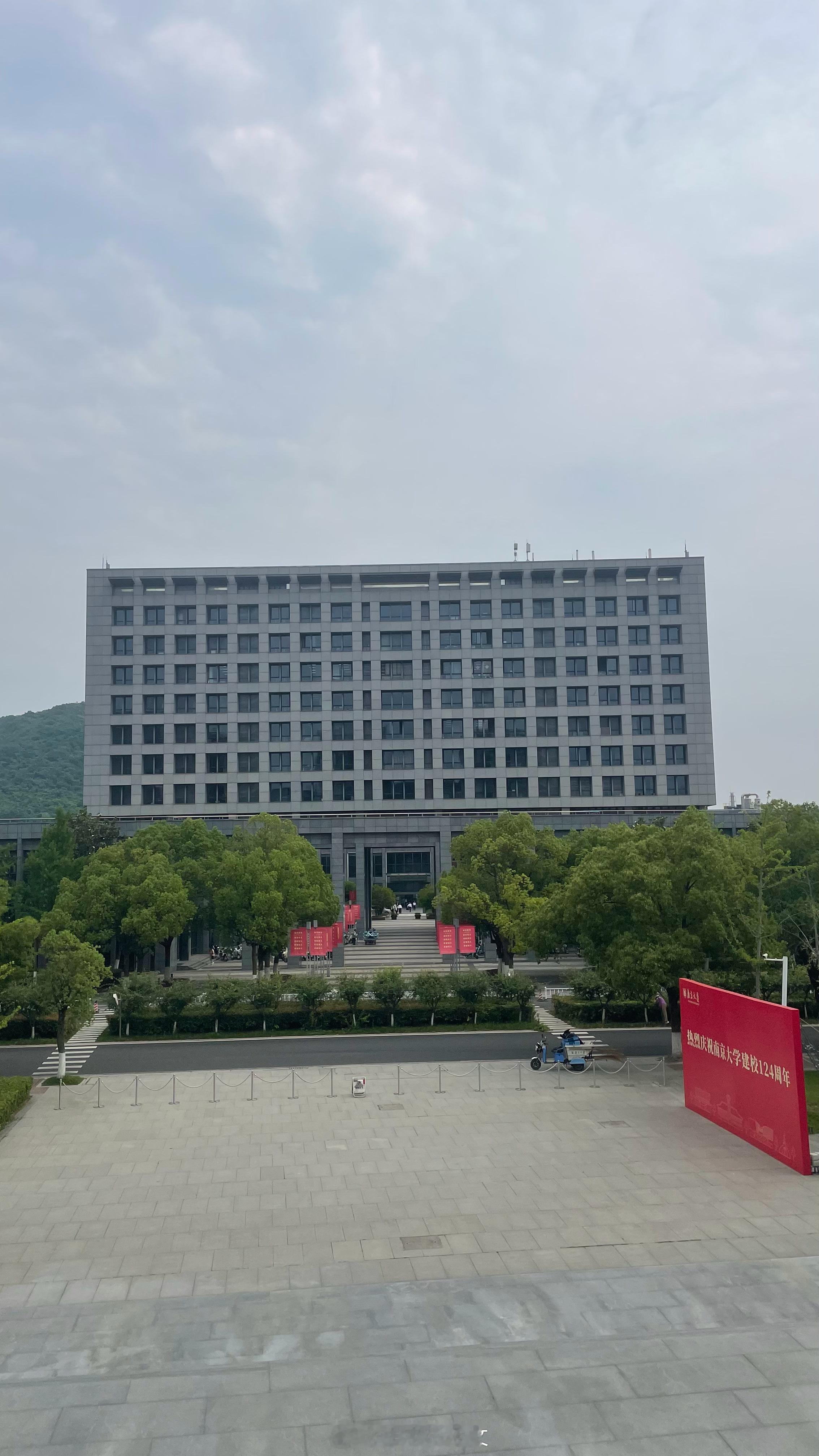 走进南大打破名校刻板印象，顶尖实验室攻坚国之重器，校园小巷藏平价烟火美食。没有刻