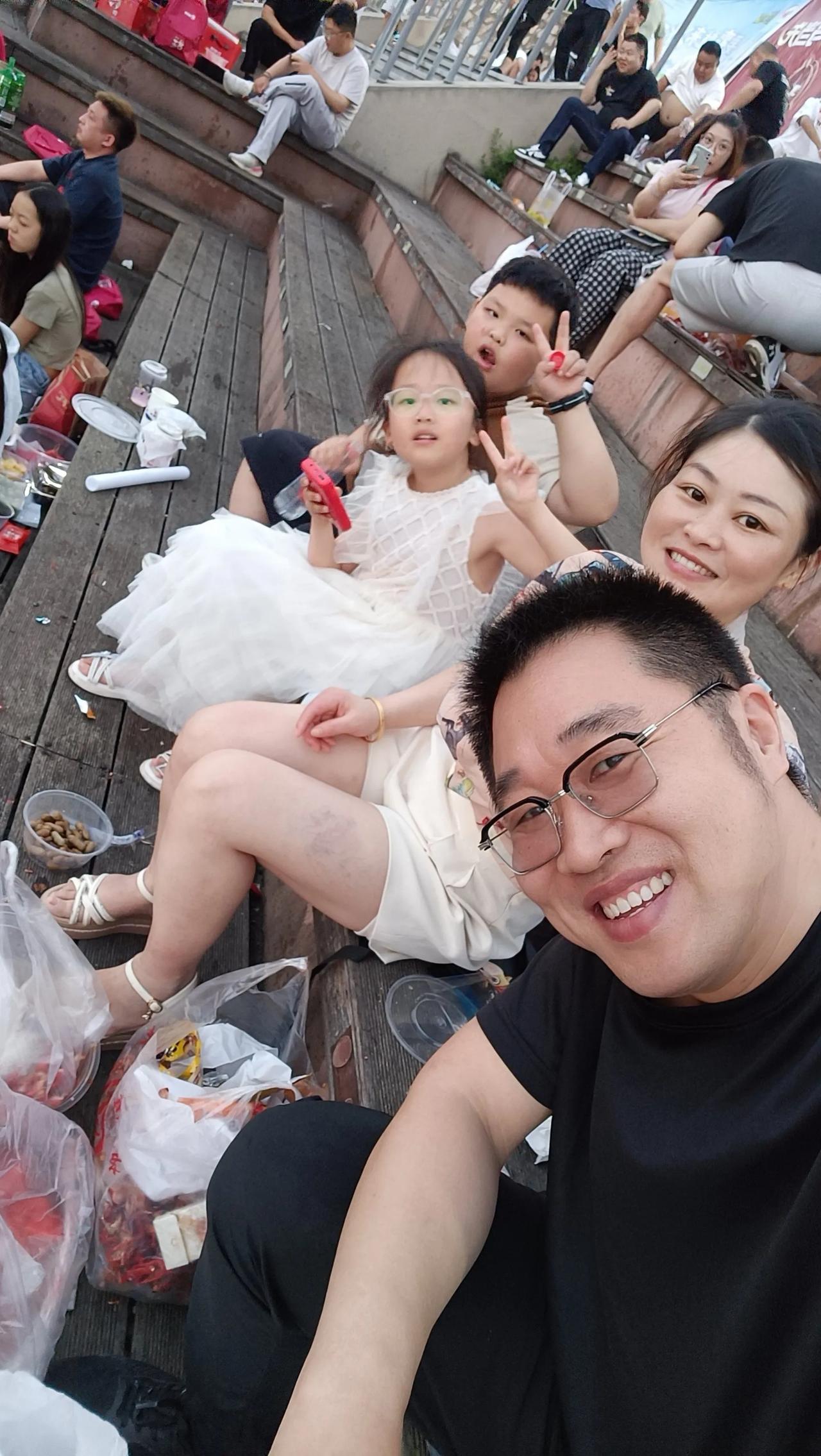 祝第26届盱眙国际龙虾节万人龙虾宴圆满成功。今天晚上和梅子也去万人龙虾宴现场凑了