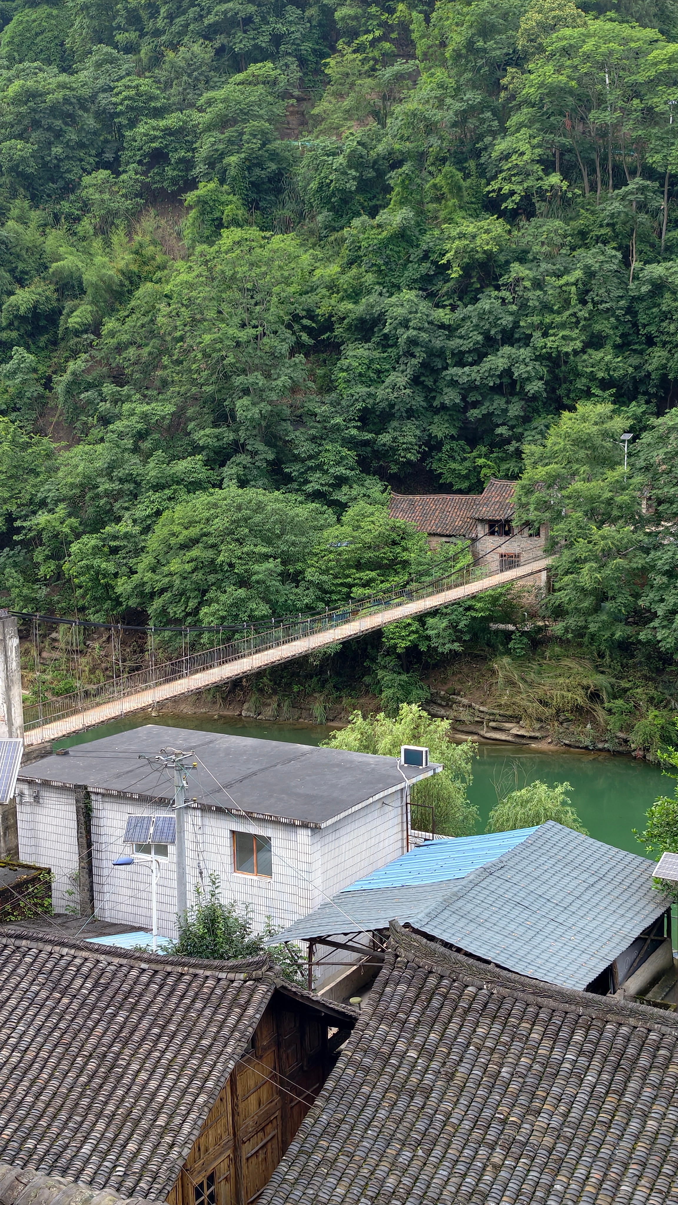 两岸对望的视角，岸边的酒馆里外看 黔东南·平良村