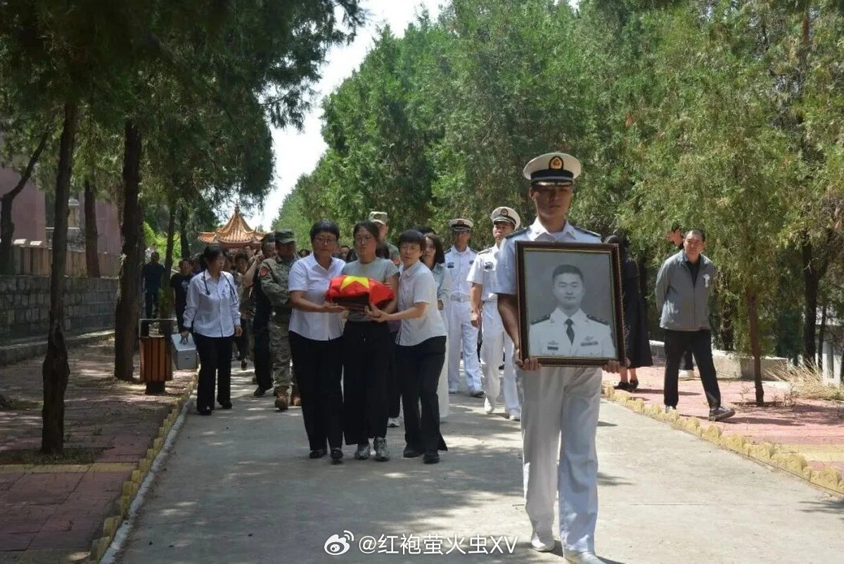 南早报道，6月10日，两名海军航空兵飞行员在训练中牺牲。其中一人是南部战区海军航
