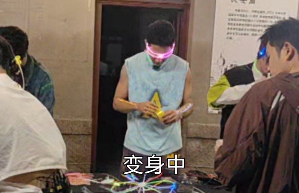 #韩东君好像赛文奥特曼#我要被韩东君认真装扮这段给笑死，哥不紧不慢的调试自己的装