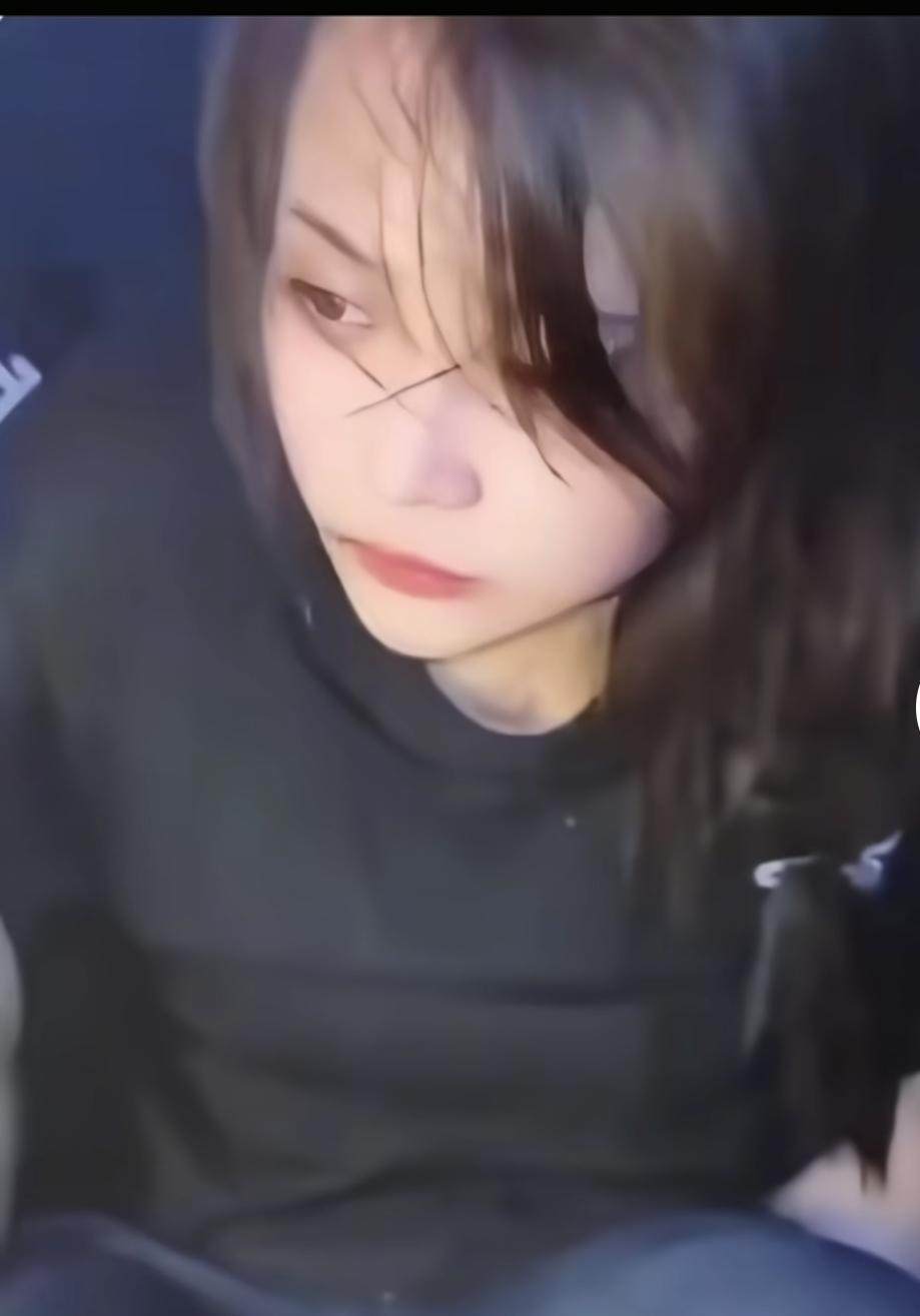 飞蛾扑火劫法场的她：情到深处，不问对错
 
2025年11月18日，柬埔寨木牌地