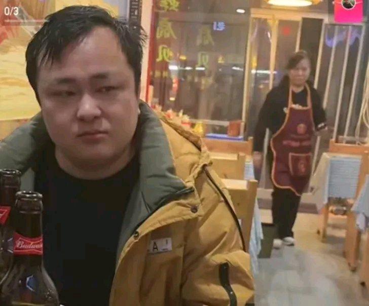 最近抽象圈出了个闹剧，小有名气的主播石林酒后闹事。在饭店时，他对着正常用餐的顾客