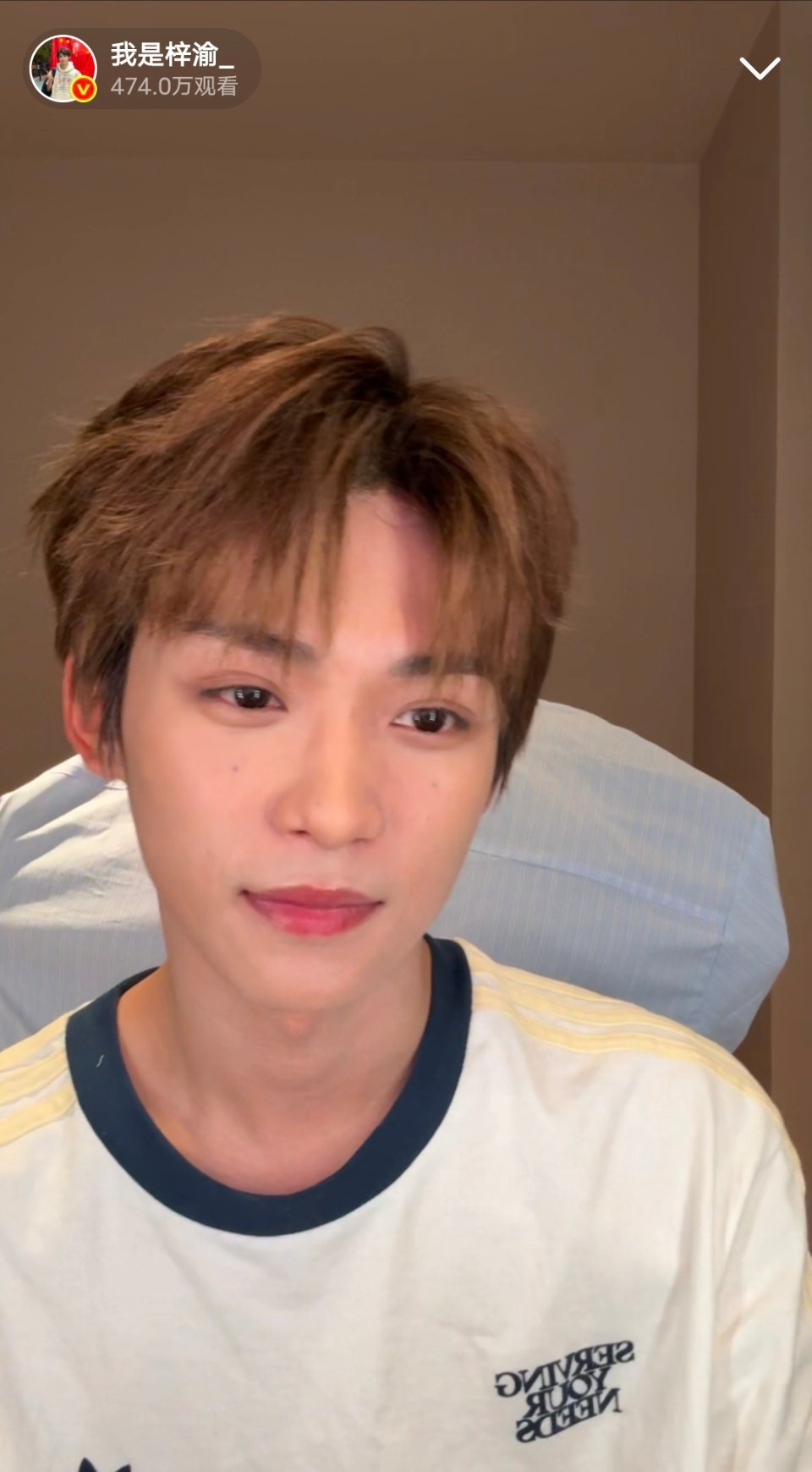 这两颗痣真的太显眼了，我的眼睛挪不开 