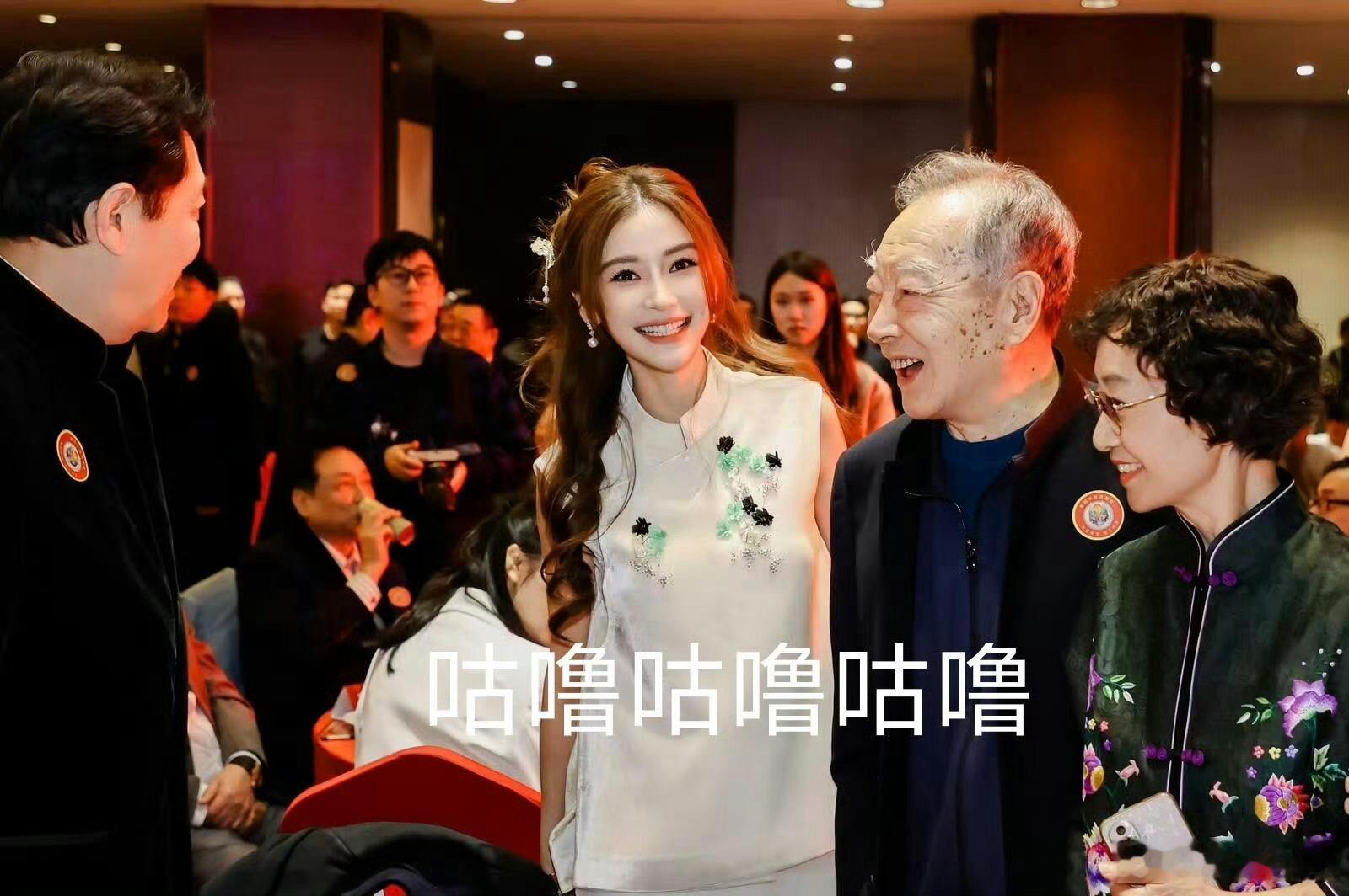 angelababy ｜Angelababy亮相重阳节敬老活动Angelabab