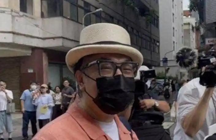 蔡康永这是彻底不回大陆市场了。
 
有网友发现，他悄悄删除了主页上两位大陆经纪人