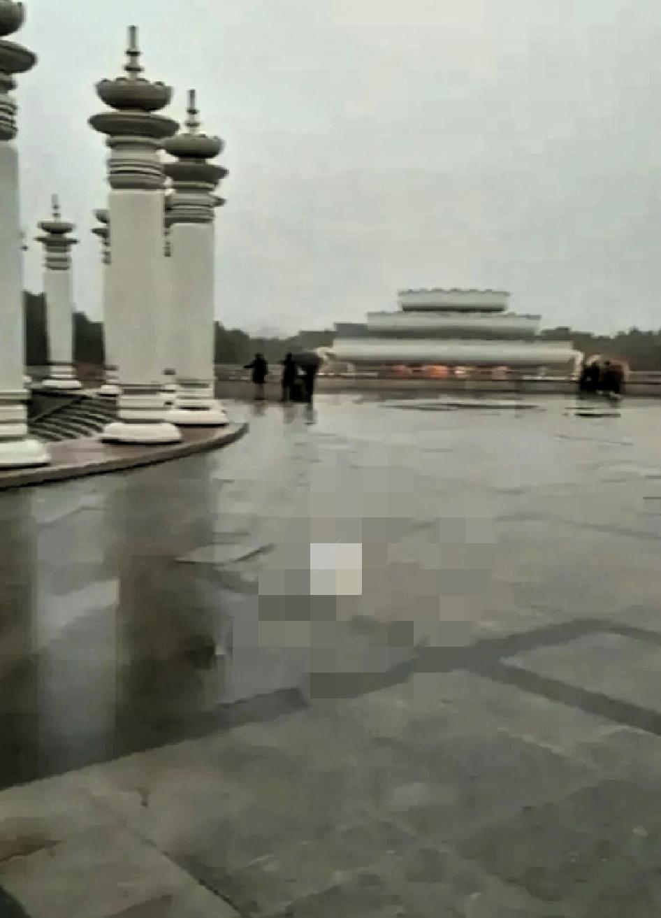 52岁丈夫突发疾病离世，才过两天，妻子也跟着走了，留下一对儿女，女儿在读大学，儿