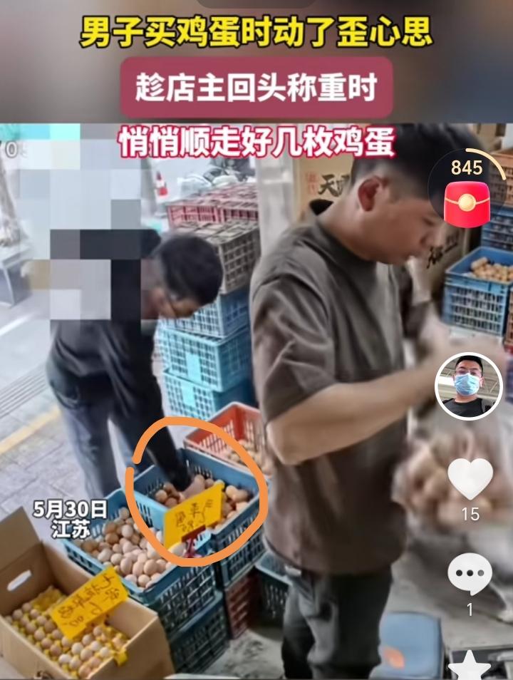 5月30日江苏，男子去市场买鸡蛋动了歪心思，他趁店主拿鸡蛋转过去秤的时候，迅速抓