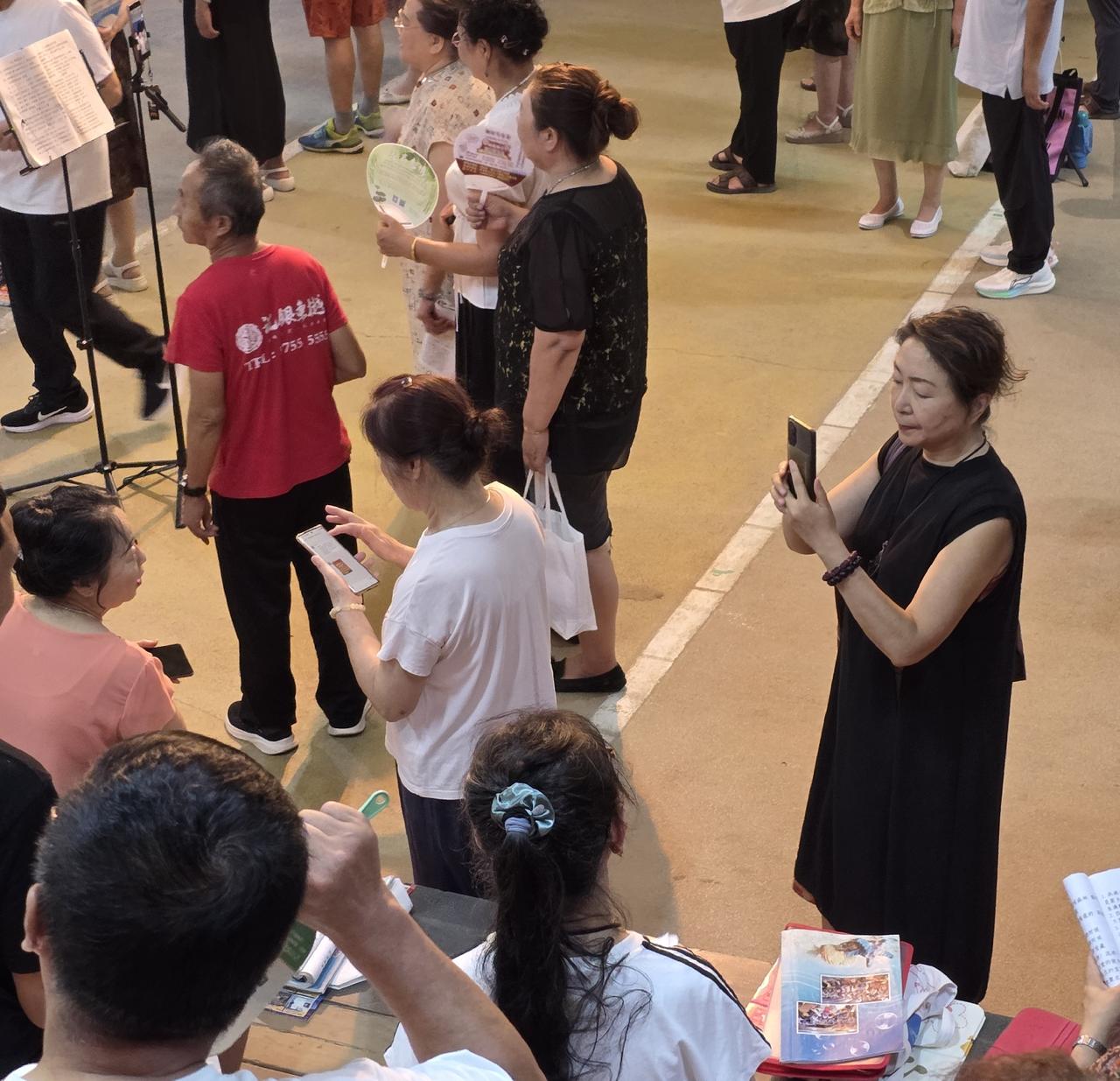 抚顺市新华桥下千人大合唱，这个录像的美女看着有点面熟，指挥一介绍，想起来了。
