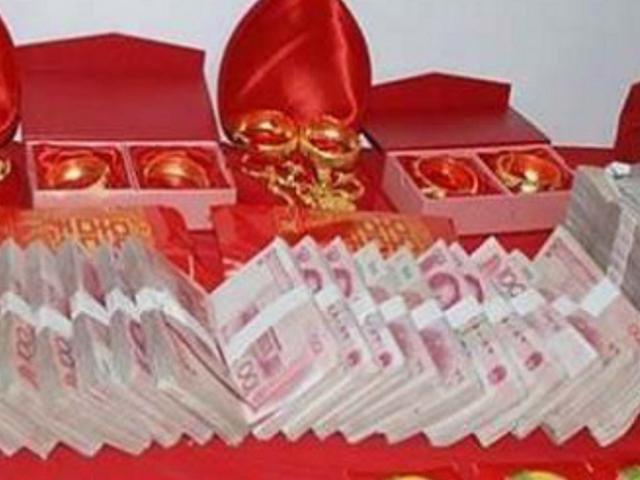 现在农村订婚的彩礼是越来越高了。
今天我们村一个小伙子订婚，给女方彩礼33万。
