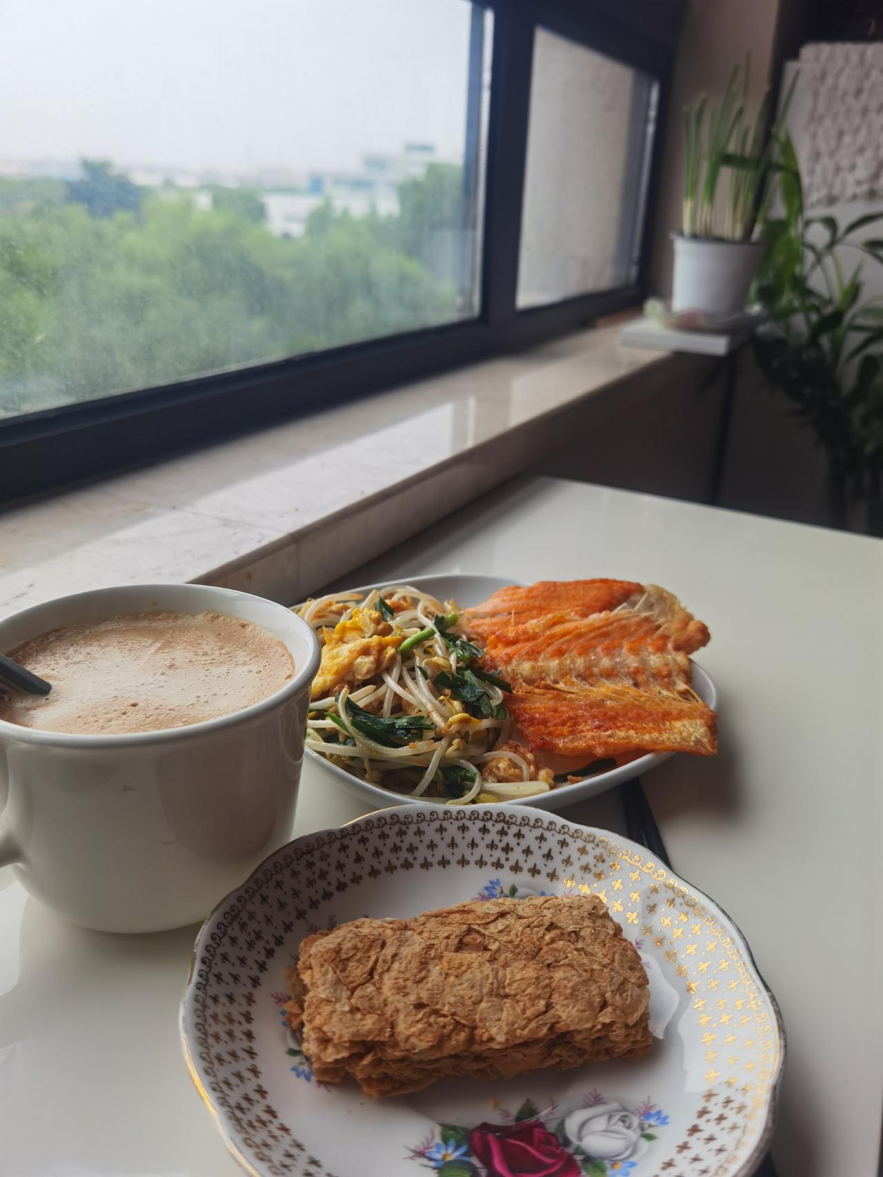 早餐打卡 （第三天）

【今日菜单】
香煎三文鱼骨、豆芽炒韭菜鸡蛋、牛奶咖啡、燕