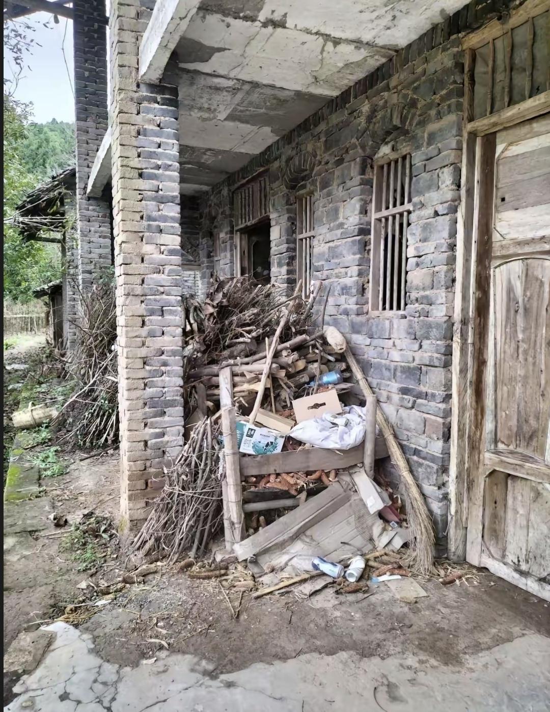 我爸今年70岁，25年前从村里搬去城里住。最近他总跑回去，说老房子快塌了，想花2