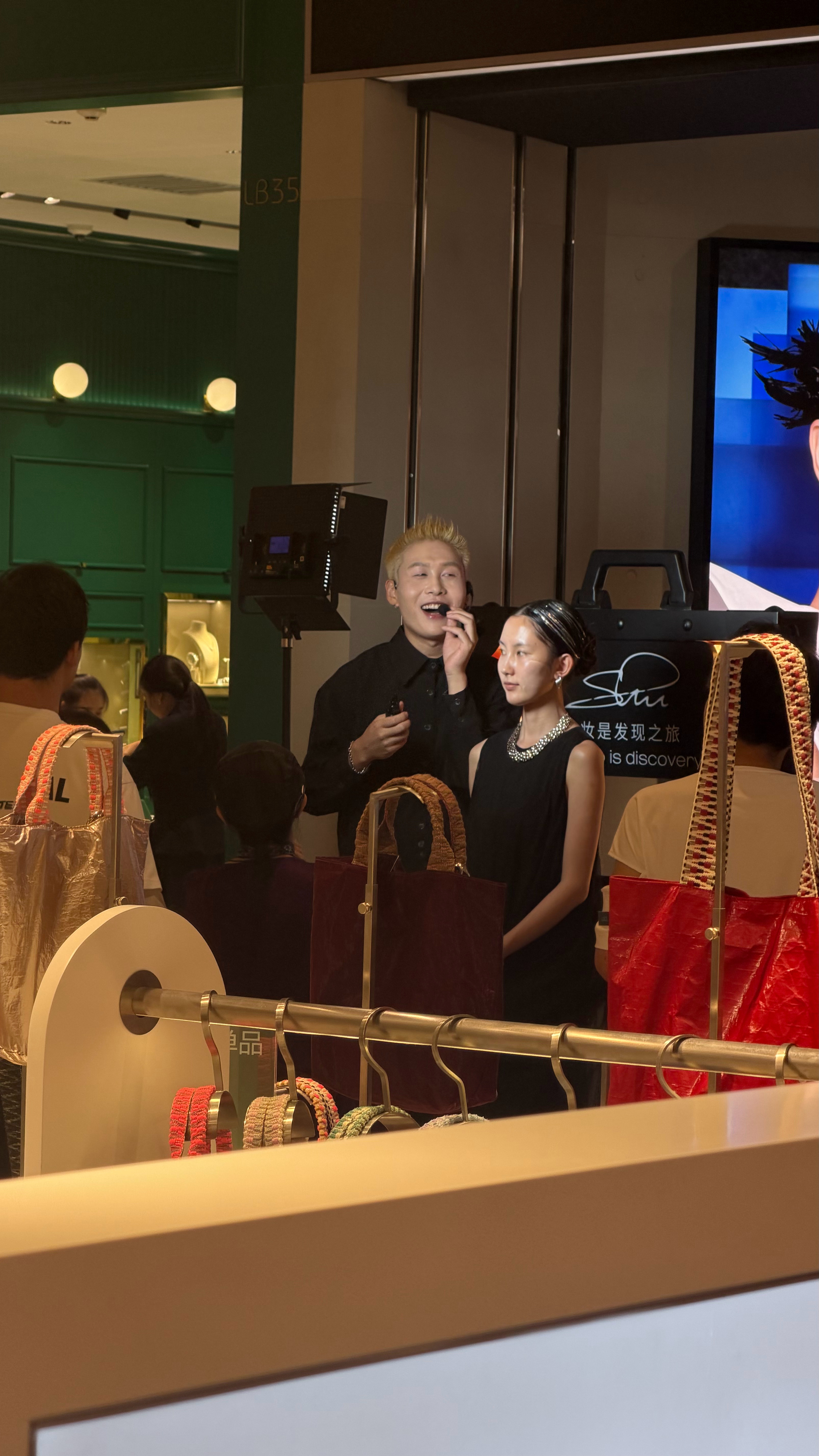 郑州好热闹商场一楼还有现场化妆演示 ​​​