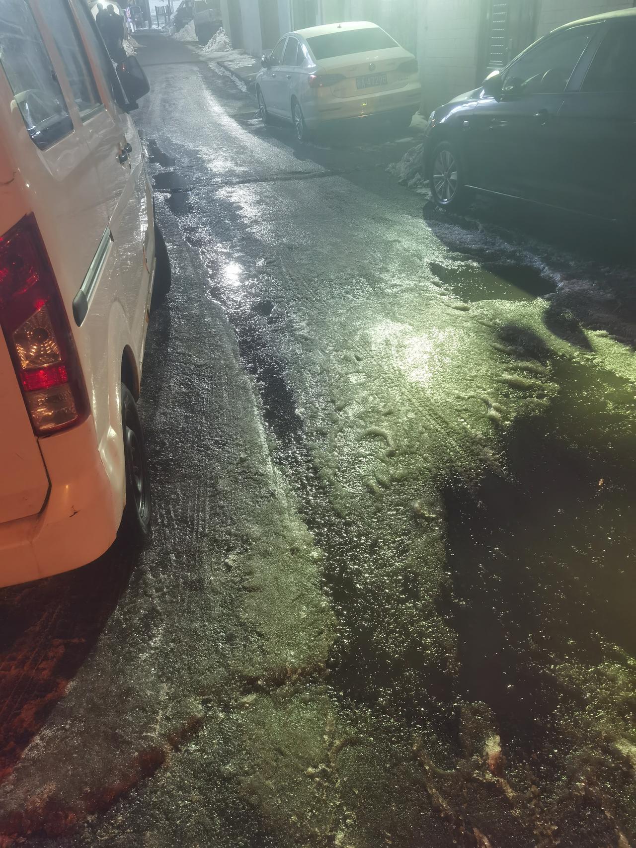 三月里，雪化了，一到晚上，就有冻住了，积雪的路面丝滑的很，容易摔跤，注意点走路北