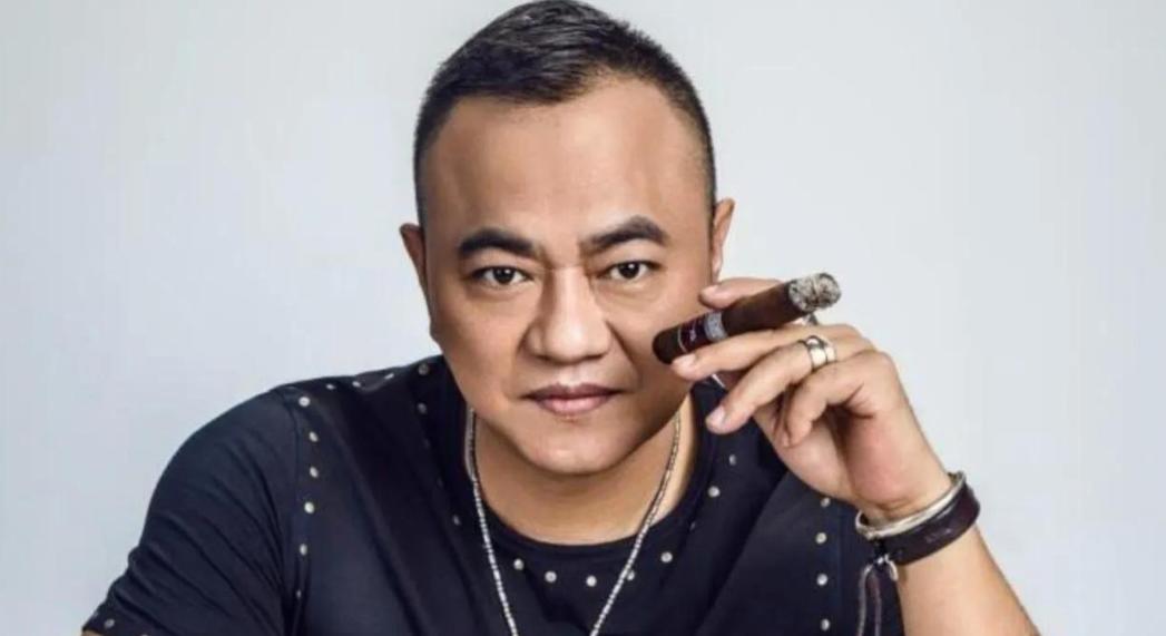 2004年，赵本山的保镖张家豪去酒吧消遣，无意刮蹭到一辆斯巴鲁，车主嚣张的向他索