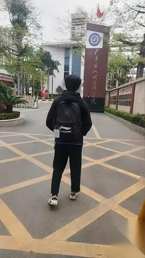 真的被我儿子戳醒了

他今年才16岁

我本来还在愁他成绩一般只能读职高，万一走