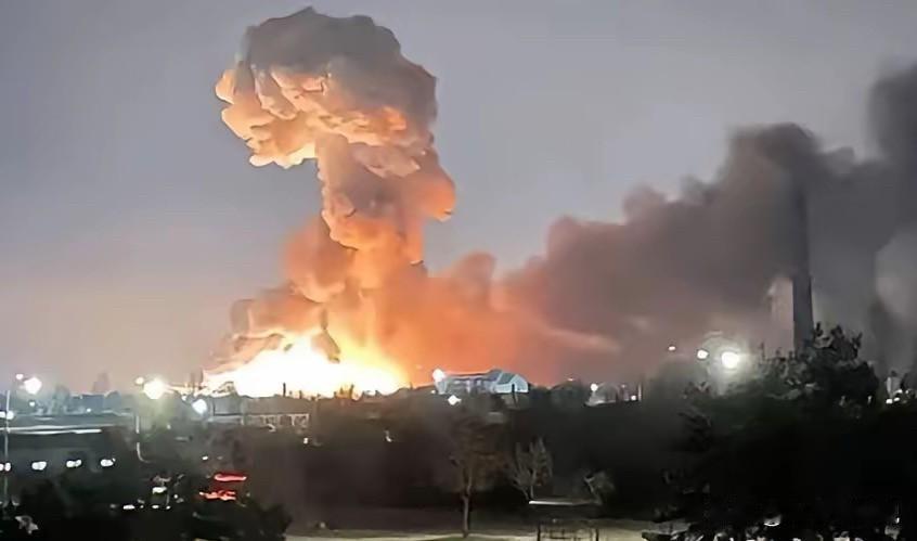 炸的就是美国军工厂！
俄罗斯此番强硬回击，直接把美国拱火俄乌冲突的遮羞布撕了个粉