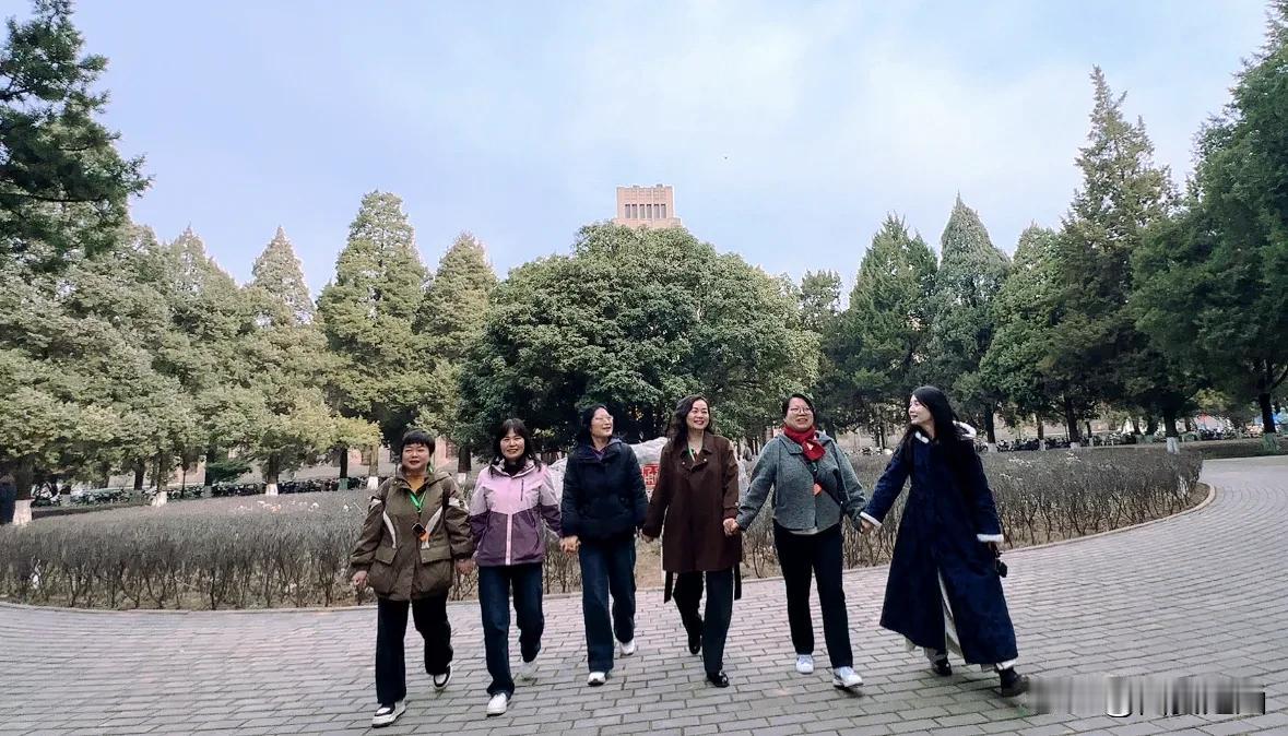 把喜欢的东西变成了工作，我感到很幸福。数载躬耕农业，霜发悄生，却从未更改赤诚初心