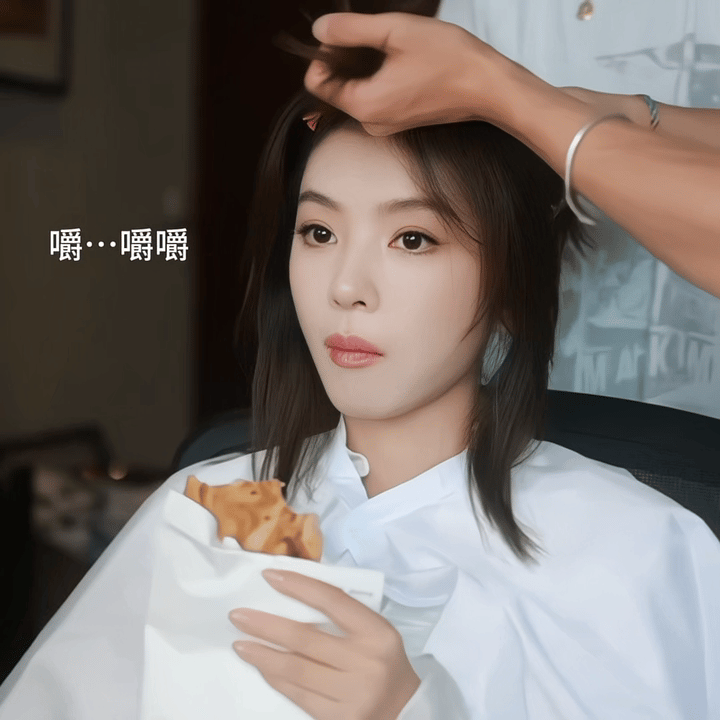 放空的时候吃东西，嘴巴一鼓一鼓的意识回笼之后开始嚼…嚼嚼眼睛亮晶晶转来转去的李云