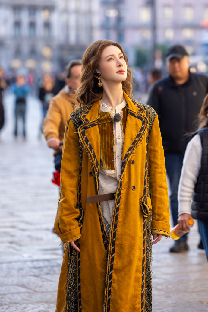 金晨现在就出发金卷发look幻视洋娃娃了，精致又可爱~ 