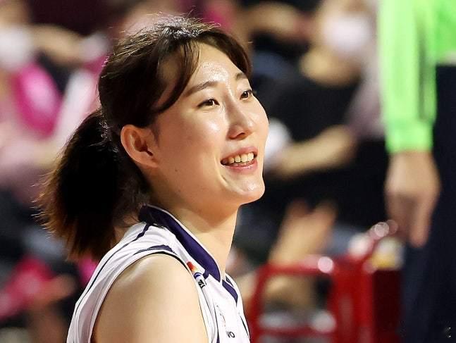 国际排坛动态韩国女排鹅姐今天上午与胡椒储蓄银行签订了一份为期 1 年、总额 1.