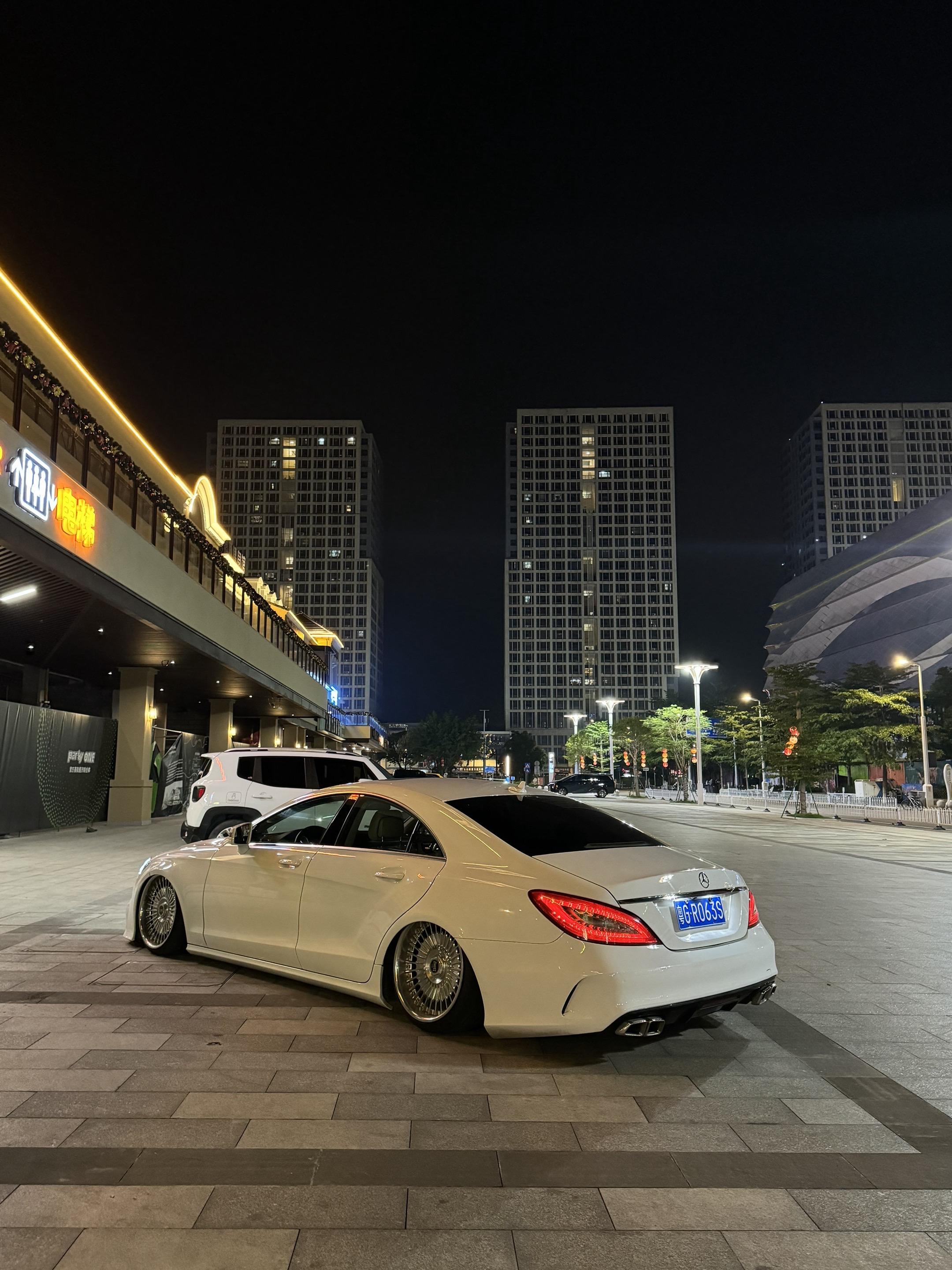 后来我才明白 原来什么都可以是假的 那些深夜的倾诉那么久的陪伴