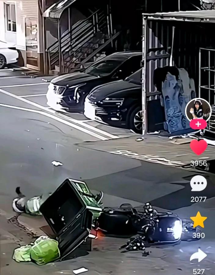 无形杀手：由货车车厢后栏板引发的车祸。一位外卖骑走，一直骑的好好的，下一秒，却听