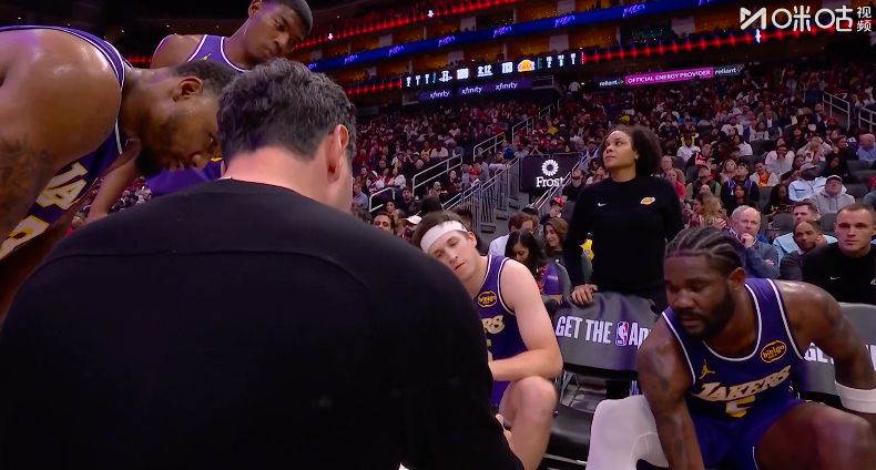雷迪克开小会说不要投三分湖人vs火箭